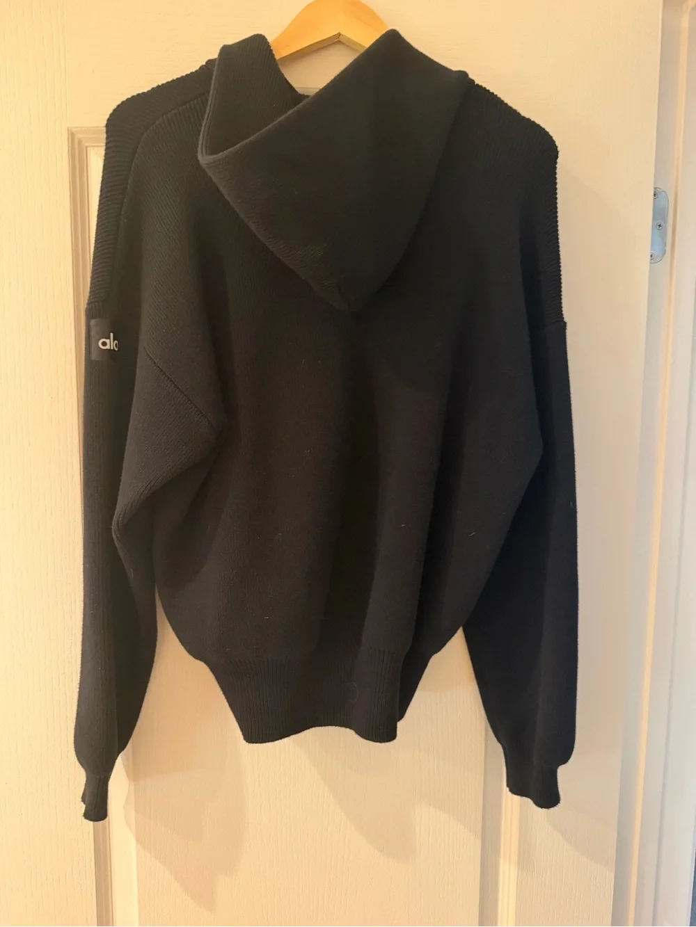 Alo Yoga Scholar Hooded Sweater in classic black